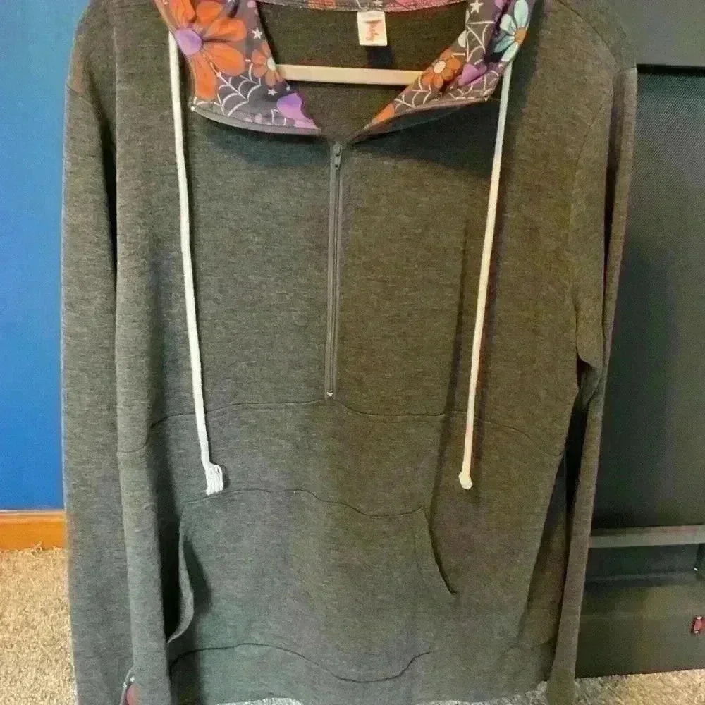 Shirley sweatshirt with Halloween print. Size xl